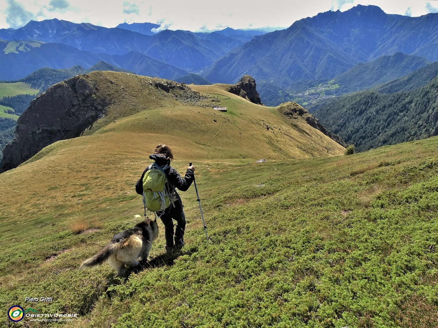 40 In vista della Baita Mincucco (1840 m) e del torrione con la croce (1832 m).JPG